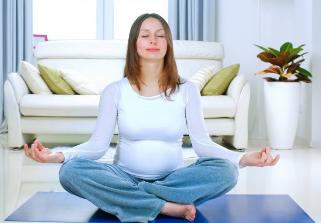 беременная медитирует