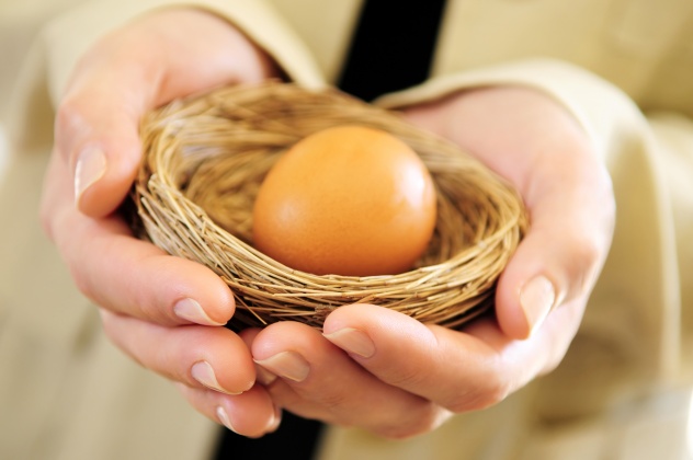 женщина держит яйцо