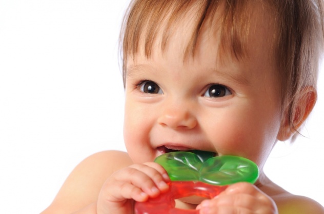 ребенок держит прорезыватель для зубов