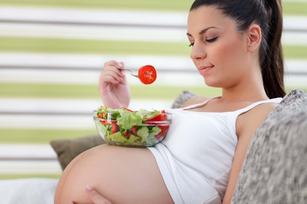Чтобы избежать появления растяжек при беременности, нужно следить за прибавкой в весе 