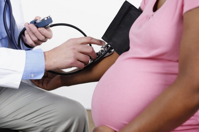 беременной измеряют давление