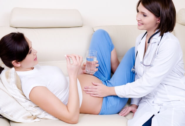 Доктор и беременная женщина