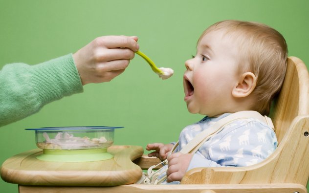 Ребенок ест прикорм по Комаровскому