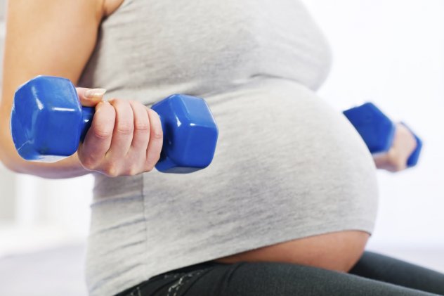 Беременная выполняет упражнения