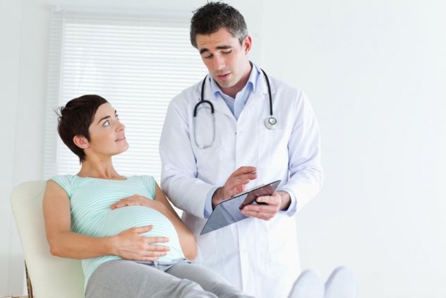 Беременная женщина на приеме у доктора