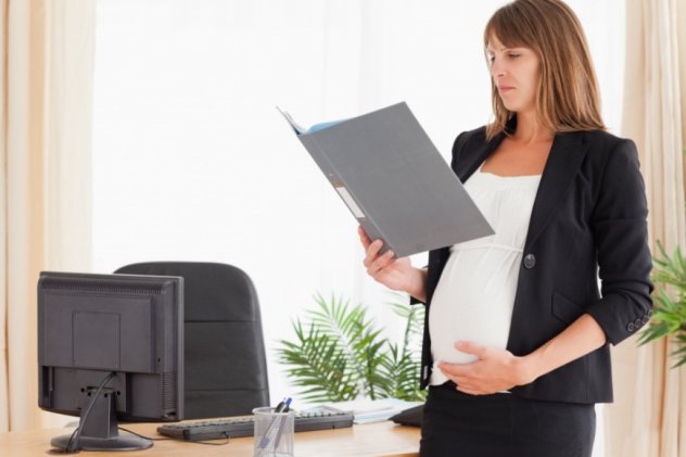 Можно ли уволить беременную женщину по срочному трудовому договору