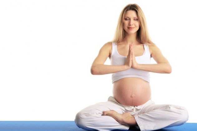 беременная выполняет упражнения