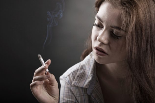 Курение может стать причиной замерания беременности на ранних сроках