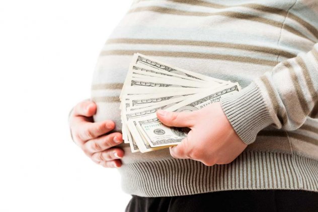 беременная держит деньги