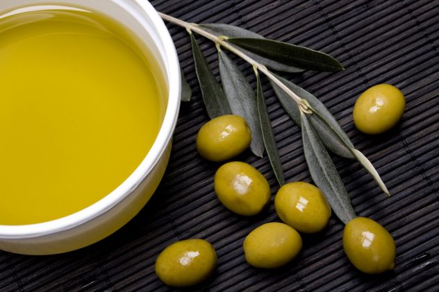 масло и плоды оливы