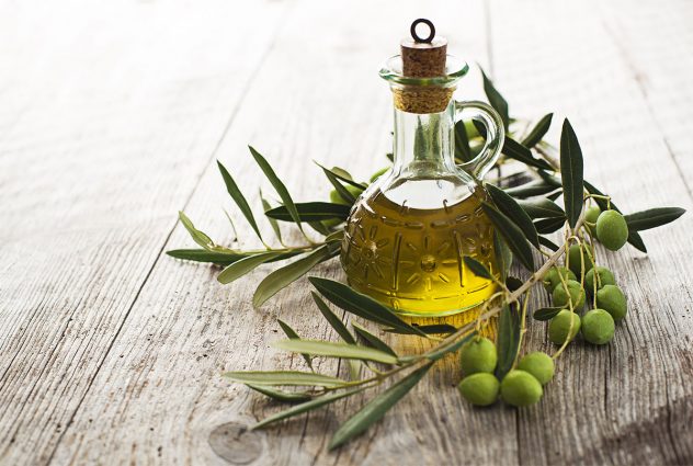 оливковое масло в бутылке