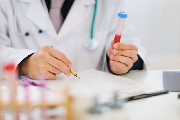 врач делает анализ крови на уровень антимюллерова гормона