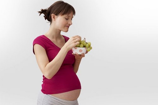 беременная ест виноград