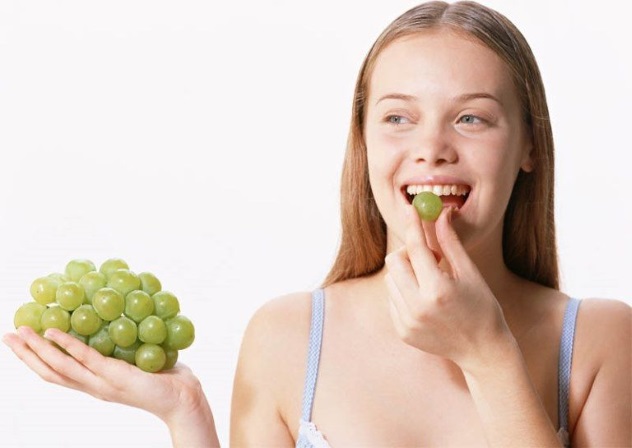 женщина ест виноград по время беременности