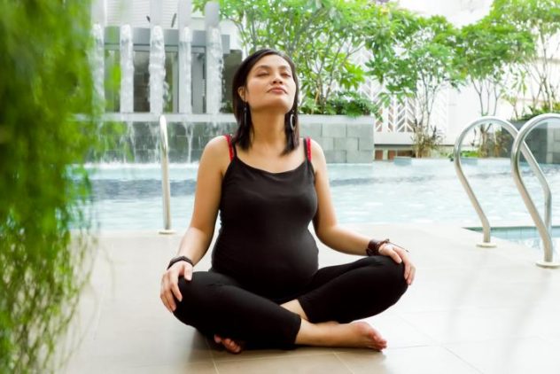 Уменьшить боли в промежности при беременности помогут нахождение на свежем воздухе и умеренная физическая активность