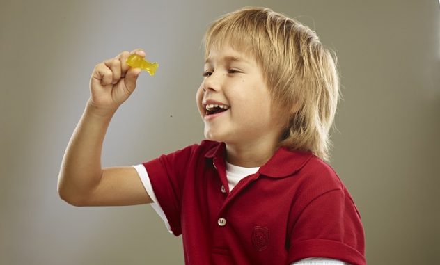 Ребенок принимает детские витамины для иммунитета