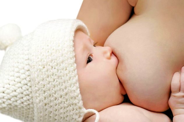 правильный захват соска младенцем уменьшает боль при грудном вскармливании