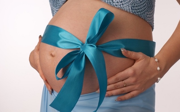 Беременный живот с синей лентой и признаки беременности мальчиком