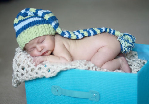 маленький мальчик в шапке в полоску и признаки беременности мальчиком