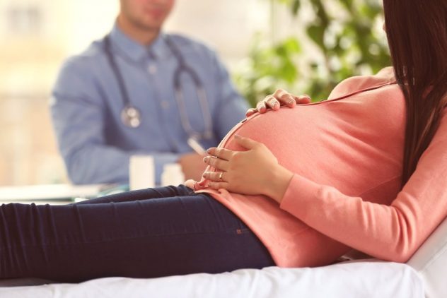 Причиной помутнения мочи на поздних сроках беременности может стать гестоз
