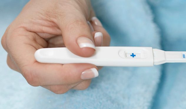 если тест на беременность во время месячных показал положительный результат. нужно обратиться к врачу