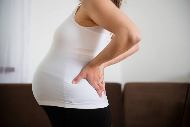 Почему болят бедра при беременности на ранних и поздних сроках
