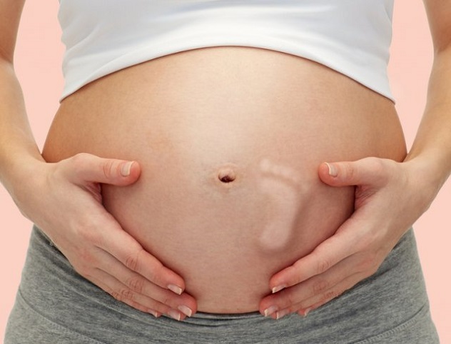 виднеется ножка в пульсирующем животе при беременности