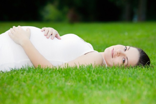 розовые выделения при беременности и беременная на зеленой траве
