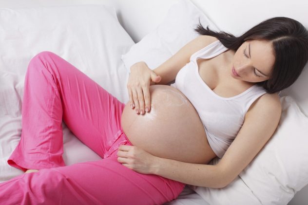 увлажнение кожи живота при беременности предотвращает зуд и появление растяжек