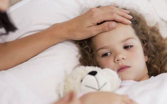 Понос со слизью у ребенка может сопровождаться рвотой и повышением температуры