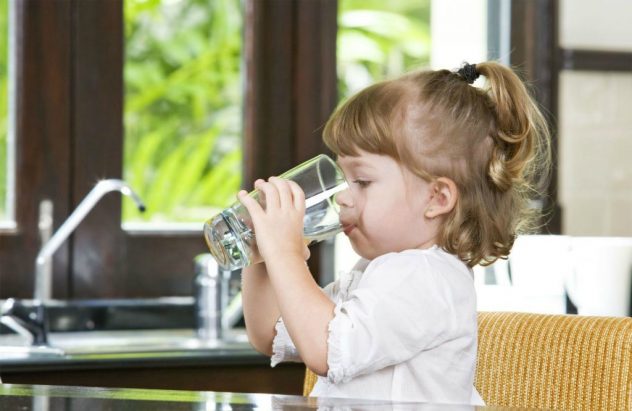 При поносе со слизью ребенку нужно больше пить