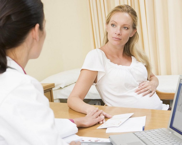 женщина на консультации у врача из-за водянистых выделений при беременности 