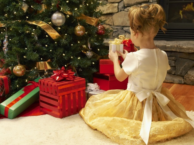 девочка открывает новогодний подарок