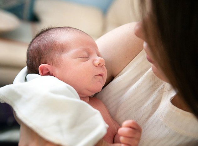 Женщина с новорожденным: вторые роды легче первых