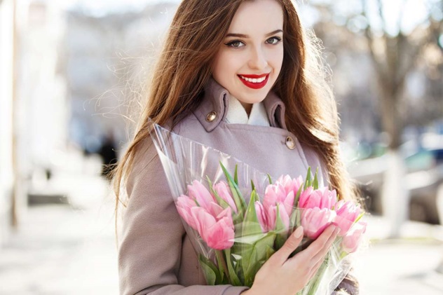 Женщина с тюльпанами на 8 марта