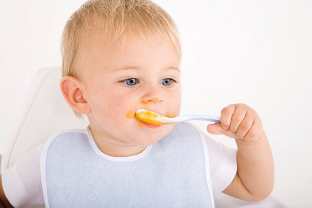 Ребенок ест пюре.