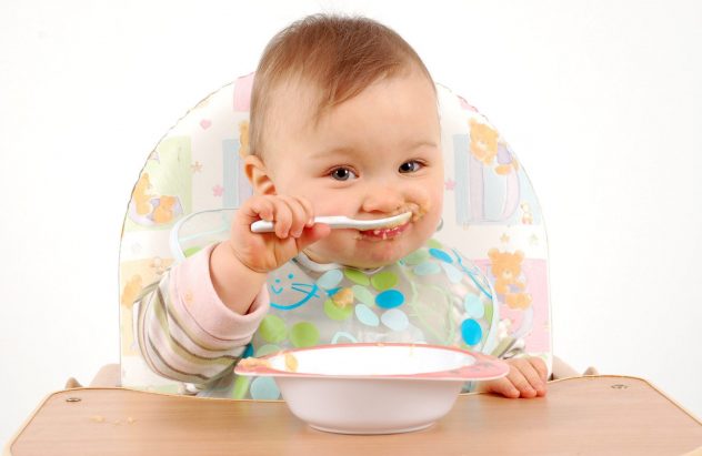 7-месячный ребенок учится есть самостоятельно