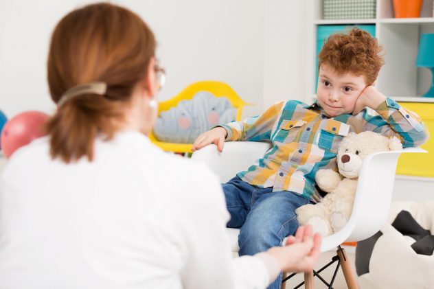 психолог проводит диагностику гиперактивности у ребенка