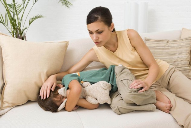 Аппендицит у детей до 5 лет, в 6-7 лет, с 10-12 лет: симптомы и первые признаки, как определить и распознать в домашних условиях, причины