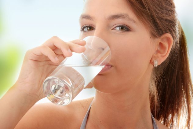 для ухода за жирной обезвоженной кожей важен питьевой режим