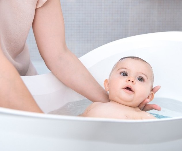 водные процедуры помогут быстрее научится ребенку держать голову