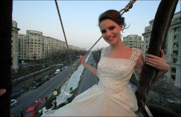 Необычное длинное свадебное платье
