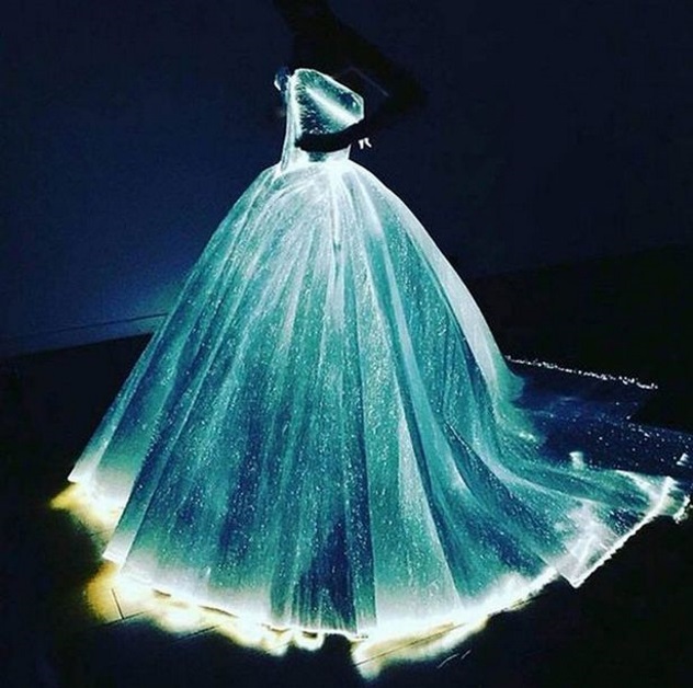 Необычное светящееся свадебное платье