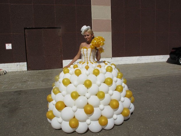 Необычное свадебное платье из шариков