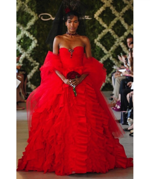 Необычное красное свадебное платье