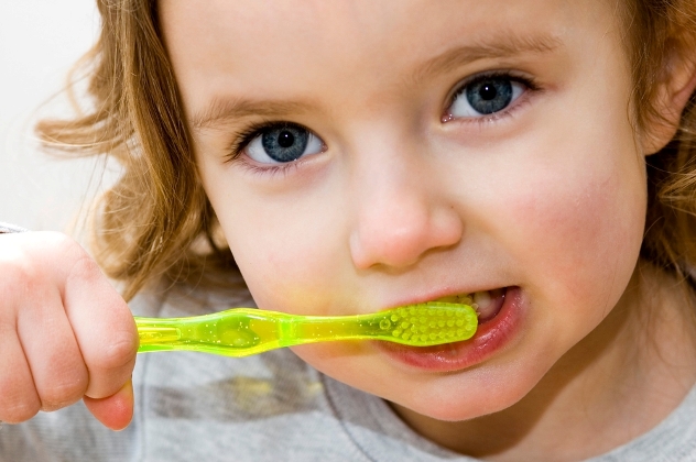 в период смены молочных зубов постоянными нужно внимательно следить за качеством очистки ротовой полости у ребенка