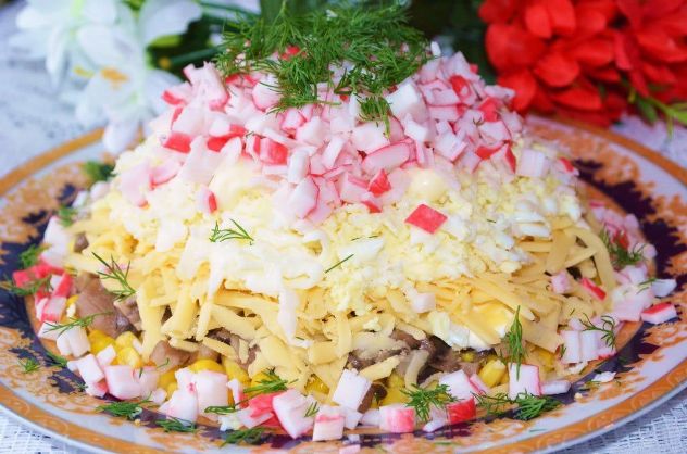 новогодний салат с грибами и крабовыми палочками