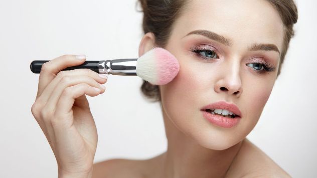 Нанесение косметики на неподготовленную кожу - частая ошибка в макияже