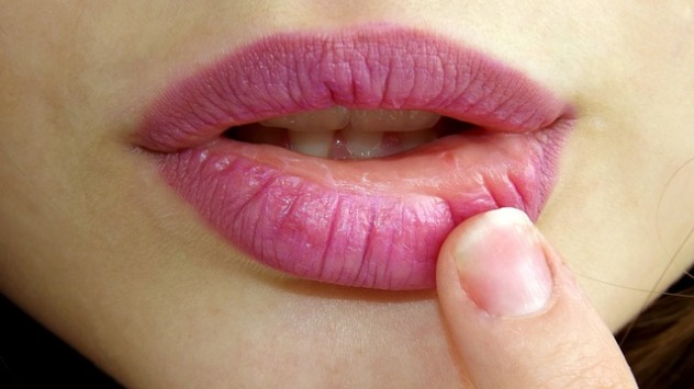 Нанесение матовой помады на сухие губы - недопустимая ошибка в макияже