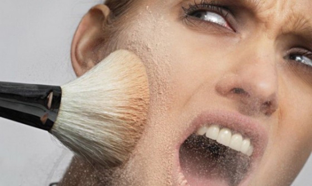 Толстый слой пудры - частая ошибка в макияже